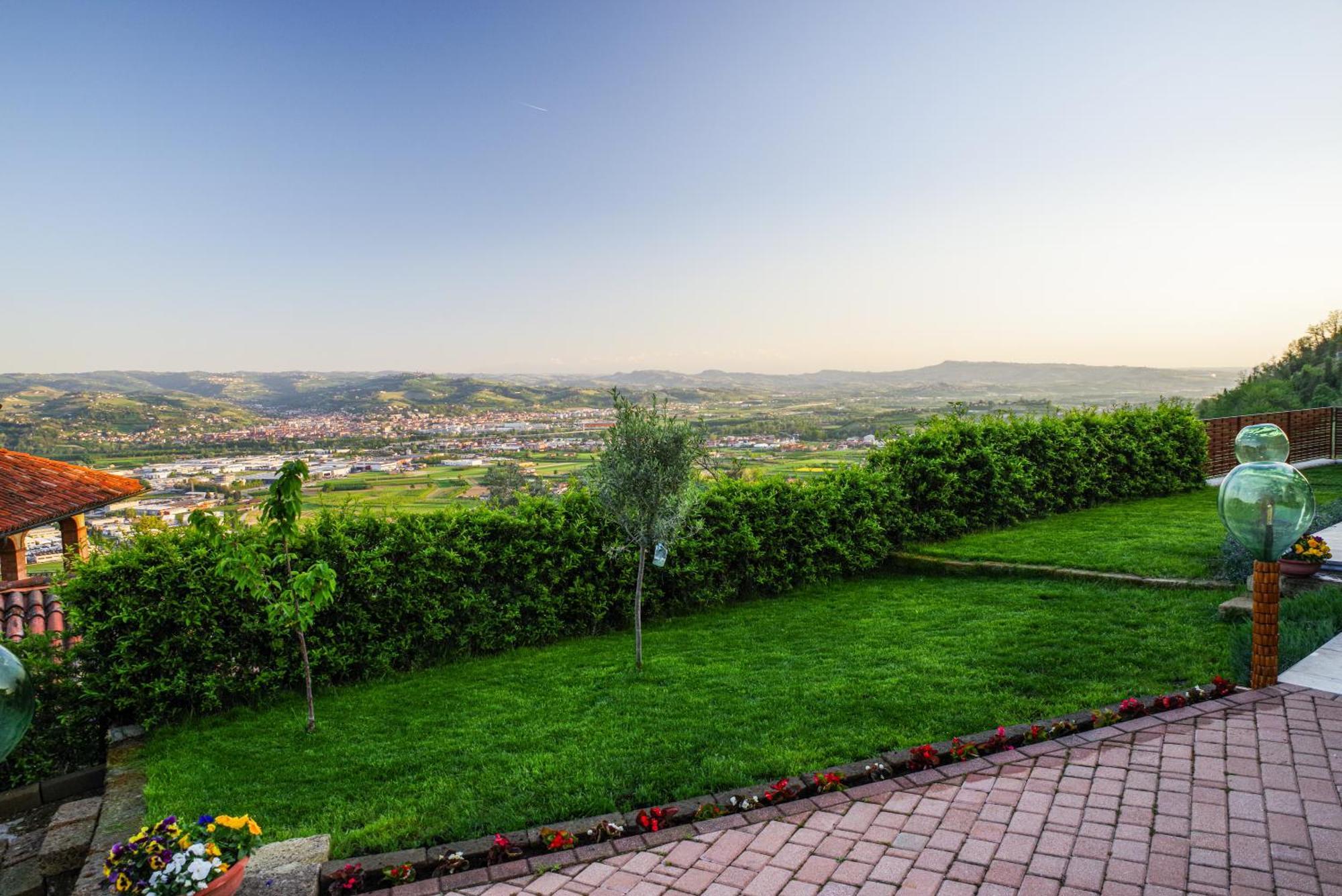 Vista Langhe - Cerratohouses Guarene Buitenkant foto